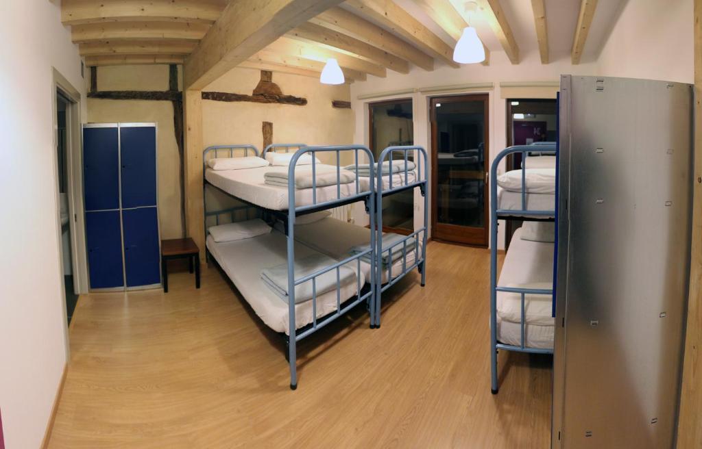 Cama Individual en dormitorio compartido de 6 camas